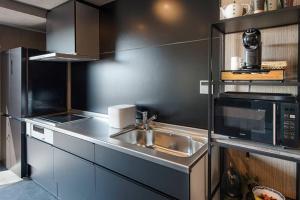 Kitchen o kitchenette sa Harukazesou Tengachaya 160平米一戸建貸切 最大18名様 大浴場 駐車場3台 ウッドデッキ 電動自転車付