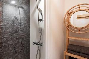 Bathroom sa Harukazesou Tengachaya 160平米一戸建貸切 最大18名様 大浴場 駐車場3台 ウッドデッキ 電動自転車付