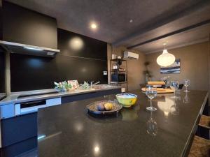 Kitchen o kitchenette sa Harukazesou Tengachaya 160平米一戸建貸切 最大18名様 大浴場 駐車場3台 ウッドデッキ 電動自転車付