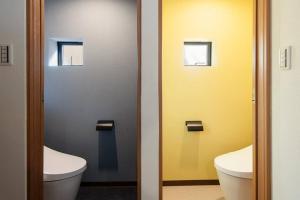 Bathroom sa Harukazesou Tengachaya 160平米一戸建貸切 最大18名様 大浴場 駐車場3台 ウッドデッキ 電動自転車付