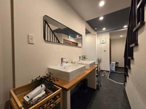 Kitchen o kitchenette sa Harukazesou Tengachaya 160平米一戸建貸切 最大18名様 大浴場 駐車場3台 ウッドデッキ 電動自転車付