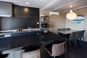 Kitchen o kitchenette sa Harukazesou Tengachaya 160平米一戸建貸切 最大18名様 大浴場 駐車場3台 ウッドデッキ 電動自転車付