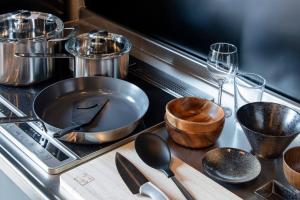 Kitchen o kitchenette sa Harukazesou Tengachaya 160平米一戸建貸切 最大18名様 大浴場 駐車場3台 ウッドデッキ 電動自転車付