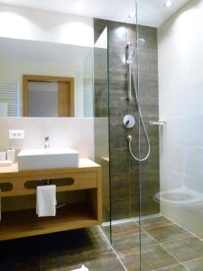 Koupelna v ubytování Hotel Stocker + 37 fotografií