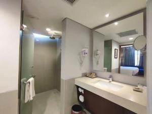 Koupelna v ubytování Monopoli Hotel Bukittinggi + 19 fotografií