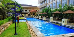 Bazén v ubytování Monopoli Hotel Bukittinggi nebo v jeho okolí