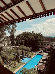 Bazén v ubytování Monopoli Hotel Bukittinggi nebo v jeho okolí