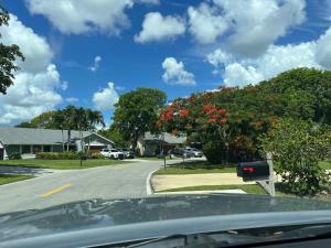 Mynd úr myndasafni af Entire Single Family home 3 bed 2 bath in water front big cozy back yard view í Coconut Creek
