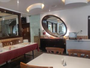 Restaurace v ubytování Airport Hotel Le Seasons New Delhi