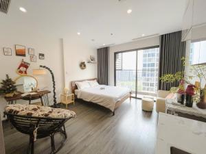 河内Apartment 1BR-FL24th-R105 Building-Vinhomes Ocean Park的一间带床的卧室和一间客厅