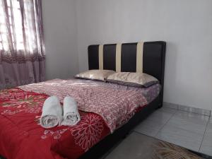 une chambre avec un lit avec des serviettes dessus dans l'établissement Jerai Geopark Cottage Song Song, à Kampong Permatang Serentang