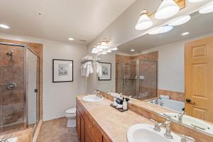 un bagno con due lavandini e una doccia di Las Posadas of Sedona a Sedona