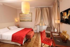 sypialnia z łóżkiem, stołem i krzesłem w obiekcie Vivaldi Luxury Rooms w Rzymie
