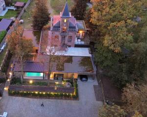 波佩林赫Terp的享有房屋的空中景致,并有灯光