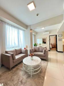 Posezení v ubytování Home & Away - Luxury Condo in Mactan Newtown, Lapu-Lapu