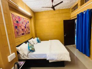 Postel nebo postele na pokoji v ubytování Hotel Fotiya jaisalmer