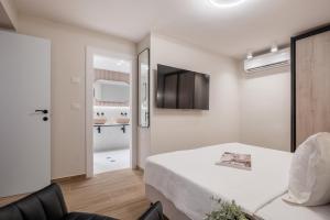 耶路撒冷Baraca boutique的一间带床的卧室和一间客厅