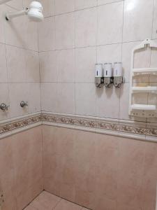 bagno con doccia e piastrelle bianche di Casa los Arcos Oaxaca a Città di Oaxaca Altre 34 foto