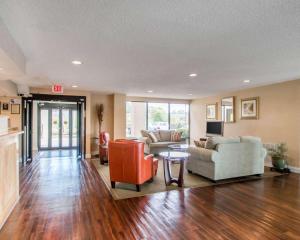 リッジランドにあるQuality Inn & Suites Ridgelandのソファ2つとテーブルのあるリビングルーム