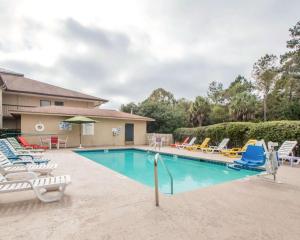 リッジランドにあるQuality Inn & Suites Ridgelandのラウンジチェアとプールバイザー付きのスイミングプール +37枚の写真