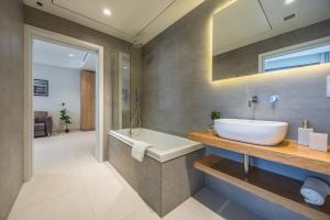 ein Badezimmer mit Waschbecken, Dusche und Badewanne in der Unterkunft The Signature Suite in Mercury Tower in St Julian's
