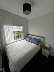 Postel nebo postele na pokoji v ubytování Ocean Breeze Retreat