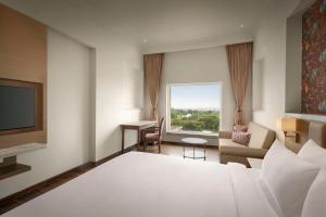 Ліжко або ліжка в номері Jasraj Palace Yavatmal Hotel, a member of Radisson Individuals