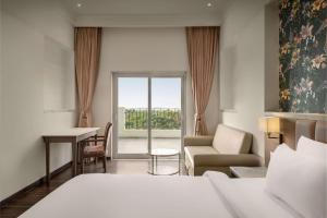 Ліжко або ліжка в номері Jasraj Palace Yavatmal Hotel, a member of Radisson Individuals