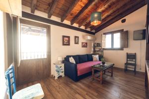 a living room with a couch and a table at CR "El Arrabal" Valle de La Vera in Villanueva de la Vera