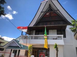 a building with a flag in front of it at Pondok Anugerah in Rantepao