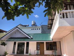 a building with a green roof at Pondok Anugerah in Rantepao