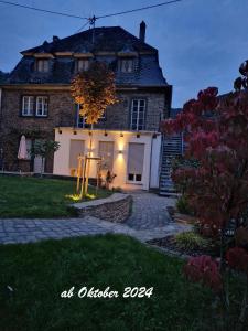 una gran casa de ladrillo con una entrada delante de ella en Rebhaus Adams, en Moselkern