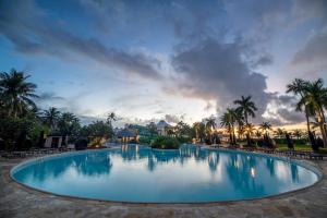 Bazén v ubytování Kensington Hotel Saipan nebo v jeho okolí + 26 fotografií