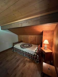 a bedroom with a bed and a wooden ceiling at Beau chalet proche centre/pistes - Garage - Wifi in Morzine