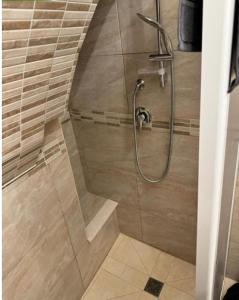 La salle de bains est pourvue d'une douche à l'italienne. dans l'établissement La Casetta di Francy, à Martina Franca