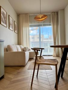 un soggiorno con un divano e un tavolo di Resort Hevenia Boho Apartments a Mrzeżyno
