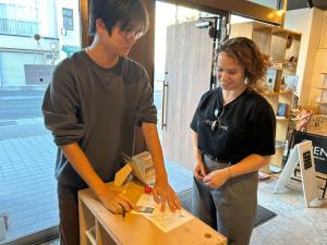 弘前市オランドの二階的站在桌子旁的男人和女人