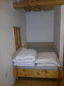 A bed or beds in a room at Chalupa U Kurišky
