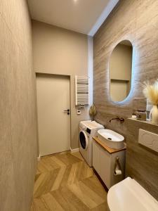 un bagno con lavatrice e lavandino di Resort Hevenia Boho Apartments a Mrzeżyno