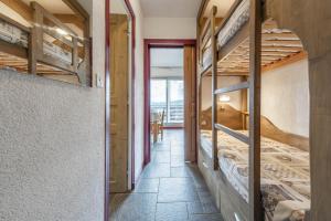 een gang van een hostel met stapelbedden bij Smartstay - Appartement cosy courchevel 1850 in Courchevel