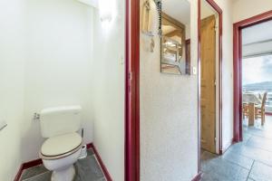een badkamer met een toilet in een kamer met een raam bij Smartstay - Appartement cosy courchevel 1850 in Courchevel +8 foto's