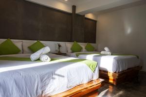Postel nebo postele na pokoji v ubytování Siargao Lisuga Hotel + 2 fotografie