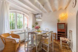 a dining room with a table and chairs at Villa Florita in Valdelaguna