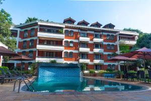 um hotel com piscina em frente a um edifício em Heri Heights Hotel Apartments, SureStay Collection by Best Western em Nairobi