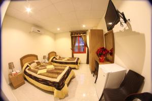 TV a/nebo společenská místnost v ubytování Hotel St Jean
