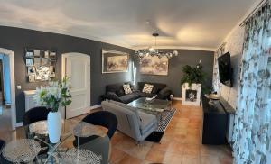 Posezení v ubytování Wohnung 5 mit Garten und sonniger Terrasse