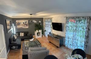 TV a/nebo společenská místnost v ubytování Wohnung 5 mit Garten und sonniger Terrasse