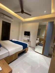 JMB Hotel Height客房内的一张或多张床位
