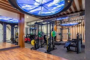 - une salle de sport avec une grande fenêtre et un bouquet d'équipements d'exercice dans l'établissement Heritage Home Stay, à Ujjain 62 autres photos