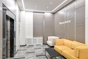a waiting room with a couch and a radiator at ЖК Discovery in Promyshlennyy